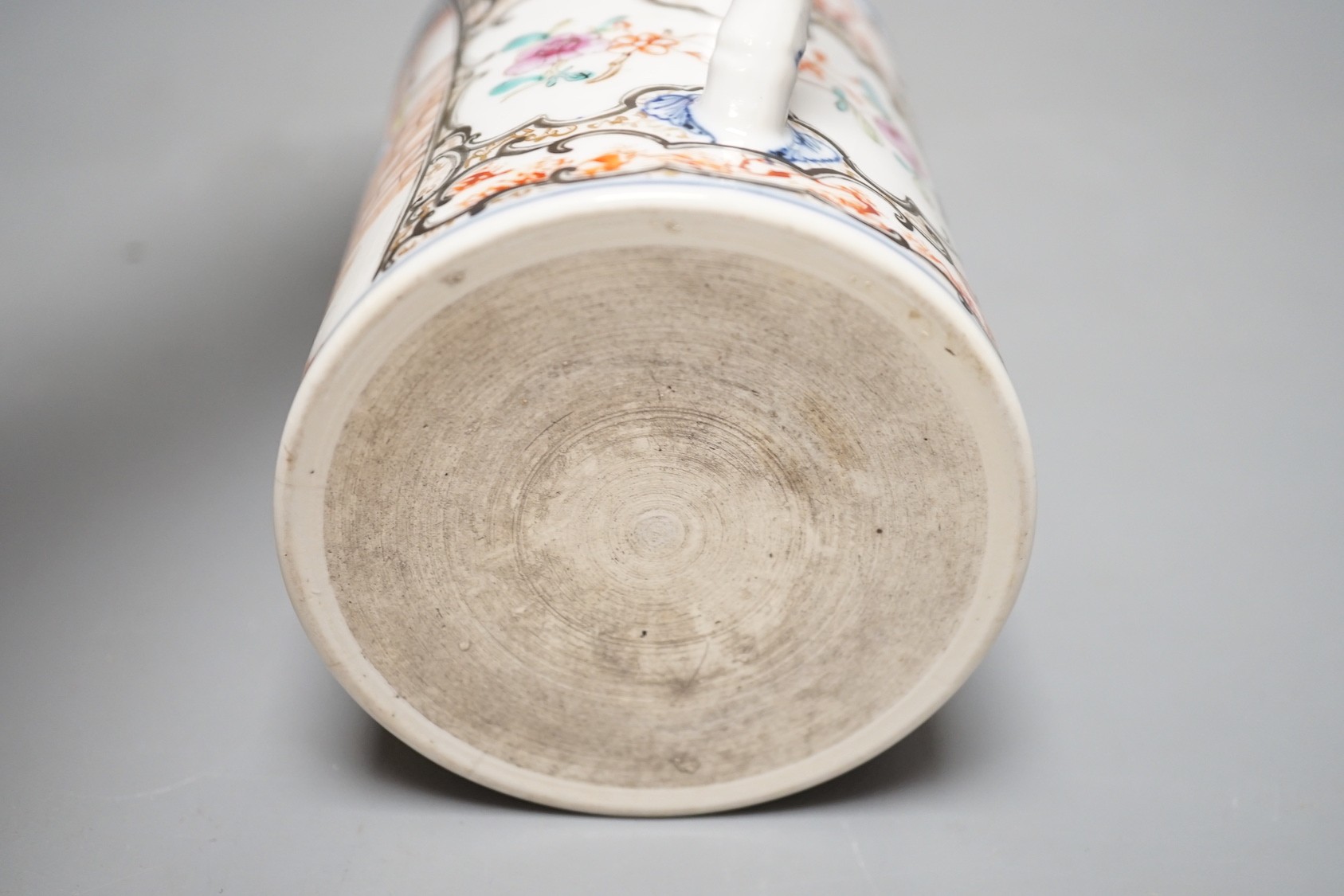 An 18th century Chinese export famille rose mug, 12.5cm